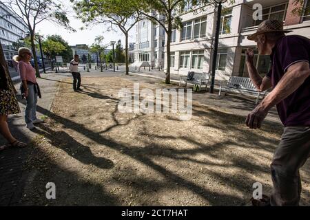 Burgemeester de Monchyplein, l'Aia. Paesi Bassi. Domenica 20 settembre, 2020. Casa lontano da casa! Gli espatriati francesi locali si divertano con una partita a Pétanque in questo pomeriggio caldo e soleggiato, all'Aia. Il gioco del curry ha avuto origine tra il 1907 e il 1910 a la Ciotat, nel regno di Francia in Provenza. Credit: Charles M. Vella/ Vella/Alamy Live News Foto Stock