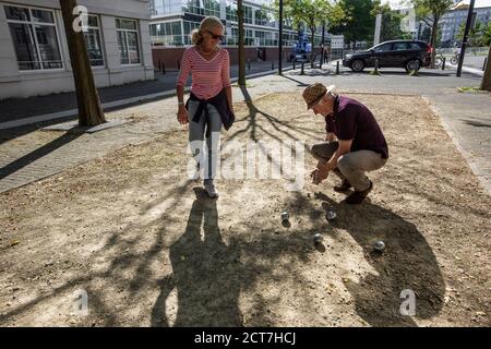 Burgemeester de Monchyplein, l'Aia. Paesi Bassi. Domenica 20 settembre, 2020. Casa lontano da casa! Gli espatriati francesi locali si divertano con una partita a Pétanque in questo pomeriggio caldo e soleggiato, all'Aia. Il gioco del curry ha avuto origine tra il 1907 e il 1910 a la Ciotat, nel regno di Francia in Provenza. Credit: Charles M. Vella/ Vella/Alamy Live News Foto Stock