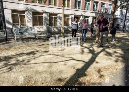 Burgemeester de Monchyplein, l'Aia. Paesi Bassi. Domenica 20 settembre, 2020. Casa lontano da casa! Gli espatriati francesi locali si divertano con una partita a Pétanque in questo pomeriggio caldo e soleggiato, all'Aia. Il gioco del curry ha avuto origine tra il 1907 e il 1910 a la Ciotat, nel regno di Francia in Provenza. Credit: Charles M. Vella/ Vella/Alamy Live News Foto Stock