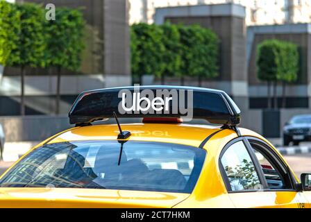 Taxi giallo sulla strada con l'icona del logo Uber in alto - Mosca, 09//09/2020 Foto Stock