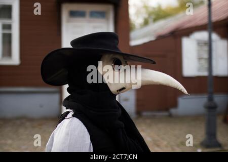 Medico moderno stilizzato peste in maschera di cuoio Foto Stock