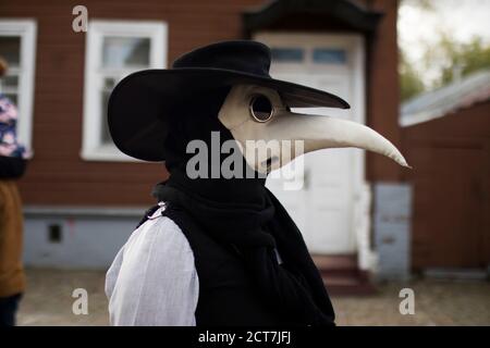 Medico moderno stilizzato peste in maschera di cuoio Foto Stock