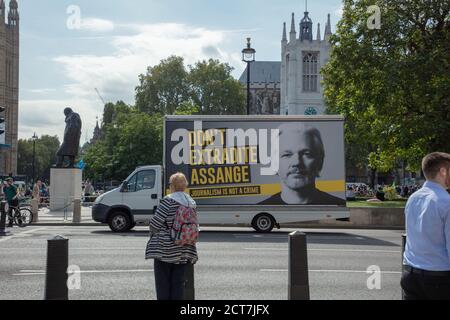 Grande cartellone su un camion contrassegnato con non estradite Assange visto su Piazza del Parlamento. Foto Stock