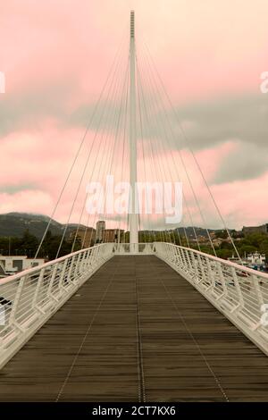Ponte pedonale sospeso sopra il porto turistico di LaSpezia, cinque terre, Italia. Foto Stock