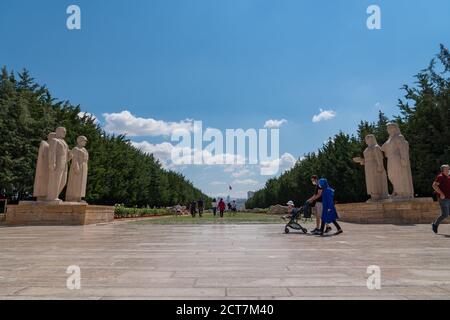 Ankara/Turchia-Agosto 22 2020: Visitatori sulla strada dei Lions ad Anitkabir Foto Stock