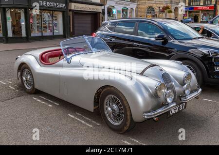 Una Jaguar XK120 Roadster 1952 parcheggiata a Bury St Edmunds, Suffolk, Regno Unito. Foto Stock