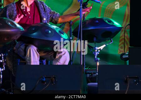 Uomo serbatoio di suonare il tamburo o appendere sul palco di etnia concerto all'aperto. Relax, folk, meditativa e tradizionale musica etnica concept Foto Stock