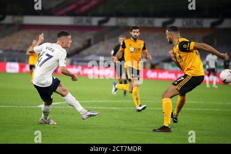 Il Phil Foden di Manchester City ha un colpo sul gol durante la partita della Premier League a Molineux, Wolverhampton. Foto Stock