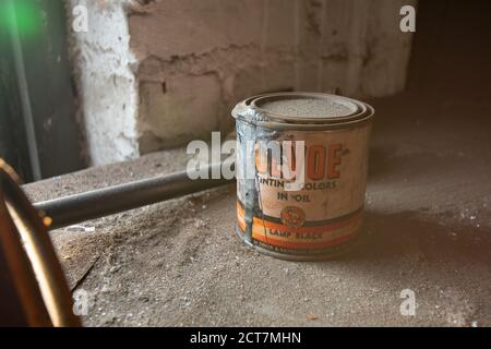 NEWARK, NEW JERSEY - 17 LUGLIO 2020: Un'antica lattina di Devoe tinta colori in olio si trova Forgotten nel Proctor's Palace Theatre abbandonato a Newark Foto Stock