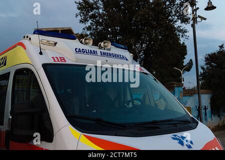 Ambulanza parcheggiata in una zona della città Foto Stock