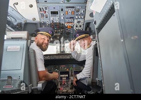 Vista del ponte di volo e due piloti amichevoli dentro esso Foto Stock