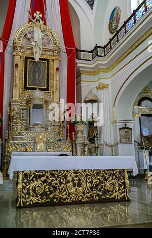 Puerto Vallarta, Messico - 25 aprile 2008: Chiesa di nostra Signora di Guadalupe. Altare maggiore storico e nuovo con molti ornamenti dorati e immagini di M. Foto Stock