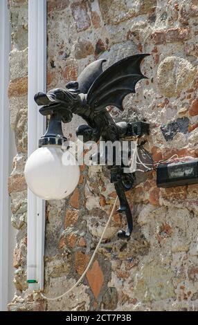 Puerto Vallarta, Messico - 25 aprile 2008: Chiesa di nostra Signora di Guadalupe. Il portalampada in metallo scuro è un'immagine a drago con lampadina bianca e wi elettrico Foto Stock