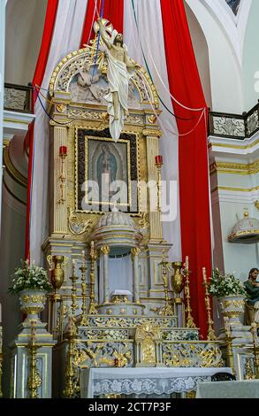 Puerto Vallarta, Messico - 25 aprile 2008: Chiesa di nostra Signora di Guadalupe. Primo piano dell'altare maggiore con molti ornamenti dorati e immagini di Maria An Foto Stock