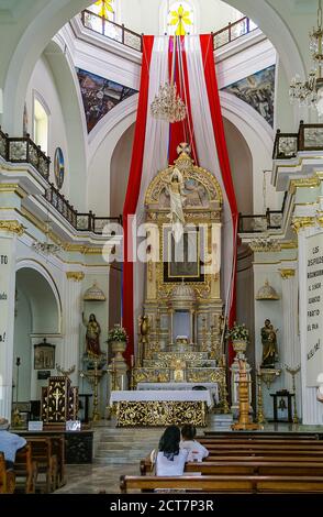 Puerto Vallarta, Messico - 25 aprile 2008: Chiesa di nostra Signora di Guadalupe. Coro e altare con abbondanza di ornamenti dorati e immagini di Maria e JE Foto Stock