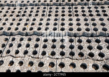 Modello formato da blocchi di calcestruzzo interbloccanti utilizzati come parte di lavori di protezione delle alluvioni costiere. Foto Stock
