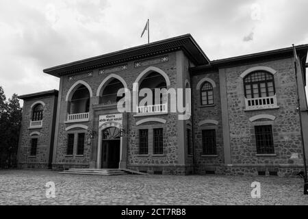 Ankara/Turchia-Agosto 22 2020: Il primo edificio della Grande Assemblea Nazionale della Turchia ad Ankara Ulus (TBMM). La versione in bianco e nero dell'edificio. Foto Stock