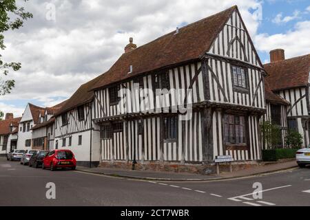 Bella casa d'angolo in legno a Lavenham, Suffolk, Regno Unito. Foto Stock