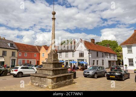 La Market Cross, eretta nel 1501, con l'Angel Hotel alle spalle, Market Place, Lavenham, Suffolk, Regno Unito. Foto Stock