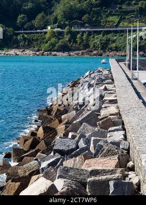 Scatto verticale della costa rocciosa Foto Stock