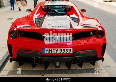 Amburgo, Germania-27 luglio 2019: La supercar rossa Ferrari 488 pista parcheggiata in strada ad Amburgo, Germania . La Lamborghini è famosa e costosa automobile di marca Foto Stock