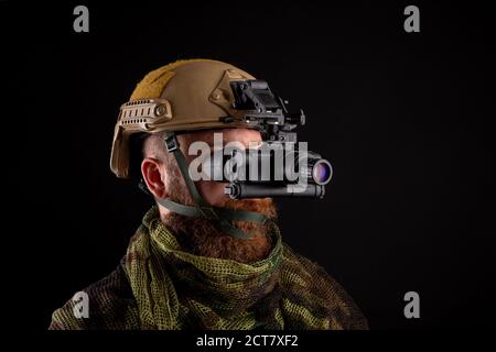 Dispositivo di visione notturna collegato al casco. Un dispositivo speciale per l'osservazione al buio. Attrezzature per militari, polizia e forze speciali. Foto Stock