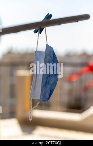 Pulizia appendendo la maschera sanitaria in Turchia Foto Stock