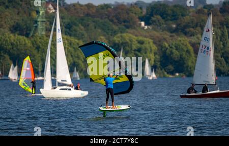 Der Baldeneysee a Essen, Stausee der Ruhr, Segelboote, Foil Surfer, aliscafo, Essen, NRW, Deutschland Foto Stock