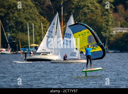 Der Baldeneysee a Essen, Stausee der Ruhr, Segelboote, Foil Surfer, aliscafo, Essen, NRW, Deutschland Foto Stock