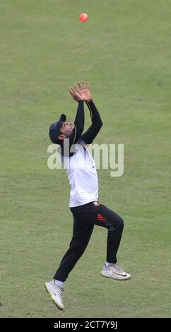 Bangladesh Nazionale Cricket Team Player Mushfiqur Rahim in azione durante la sessione di prove presso lo Sher-e-Bangla National Cricket Stadium.Bangladesh è probabile che giocare due prove a Kandy e il terzo a Colombo, con il Side tour Sri Lanka questo mese. Un'attrezzatura tentativa è stata calata dal Bangladesh Cricket Board e Sri Lanka Cricket che saranno rivelati prima della serie. Foto Stock