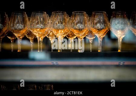 Bicchieri di vino in una riga Foto Stock