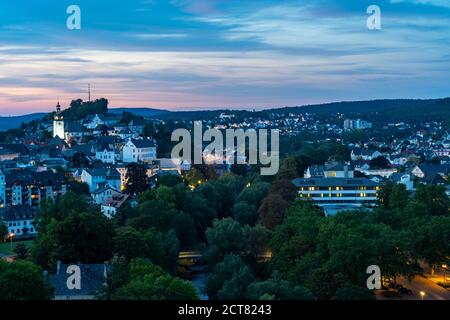 La città vecchia di Arnsberg, a sinistra e la città nuova, NRW, Germania Foto Stock