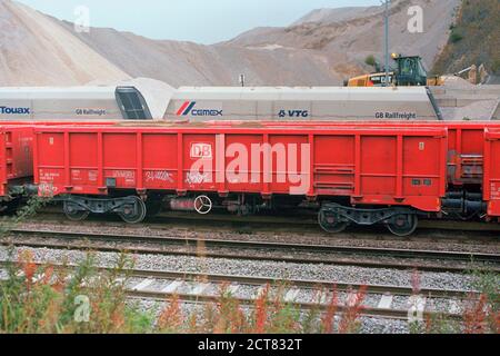 Buxton, UK - 16 settembre 2020: Il DB (Deutsche Bahn) e i carri per il trasporto della pietra nel cantiere ferroviario di Peak Dale. Foto Stock