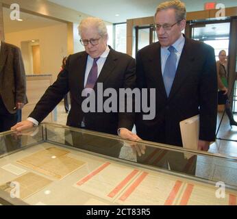 Austin, Texas, Stati Uniti. 23 marzo 2007. I giornalisti di Watergate BOB WOODWARD, r, e CARL BERNSTEIN, parlano con i giornalisti dell'Università del Texas dove i documenti di Mark Felt (alias Deep Throat) sono stati messi a disposizione dei ricercatori il 23 marzo 2007. La coppia leggendaria donò archivi Watergate al Centro Harry Ransom nel 2006. © Bob Daemmrich Credit: Bob Daemmrich/ZUMA Wire/Alamy Live News Foto Stock