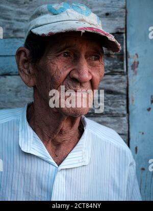 BARACOA, CUBA - CIRCA GENNAIO 2020: Ritratto di vecchio a Bahia de Mata, una frazione vicino a Baracoa a Cuba. Foto Stock