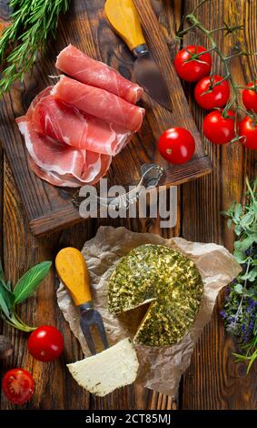 formaggio con spezie all'aroma di hamon e pomodoro fresco Foto Stock