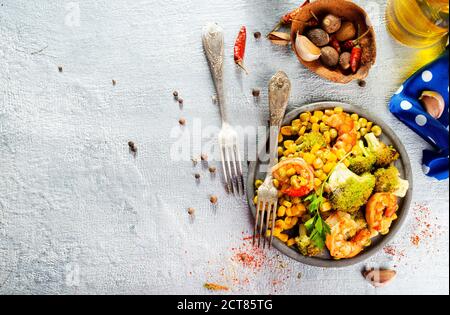 gamberi fritti con mais bollito, insalata con gamberi Foto Stock
