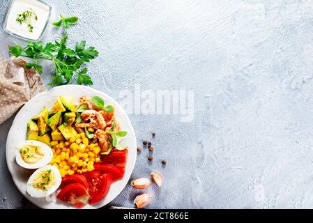 Avocado a fette, uova sode e salmone fritto per colazione Foto Stock