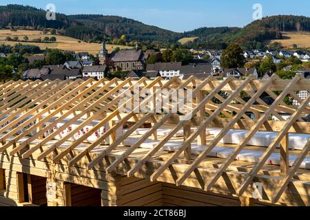 Conchiglia di una casa in legno, edificio, completamente in legno, nel villaggio di Hesborn, Sauerland, NRW, Germania Foto Stock
