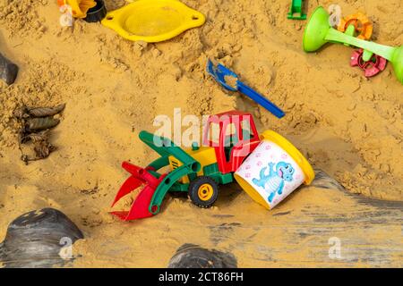 Sandpit, su un parco giochi per bambini, sandpit con vari giocattoli in plastica, escavatore, pale, stampi Sauerland, NRW, Germania Foto Stock