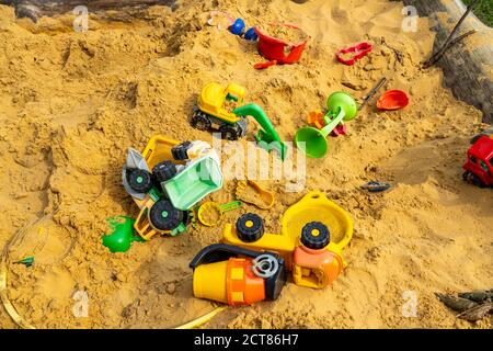 Sandpit, su un parco giochi per bambini, sandpit con vari giocattoli in plastica, escavatore, pale, stampi Sauerland, NRW, Germania Foto Stock