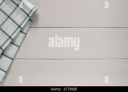 panno da cucina su tavolo di legno bianco, vista dall'alto, spazio per la copia Foto Stock
