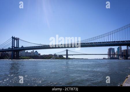 New York, NY / USA - Settembre 19 2020: Due ponti: Ponte di Brooklyn e ponte di Manhattan sul Fiume Est nel centro di Manhattan, quartiere del porto. Foto Stock