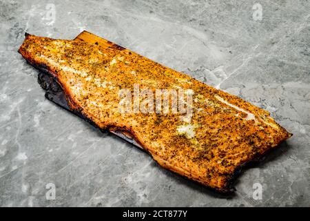 Salmone con platine di cedro sul barbecue Foto Stock