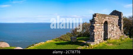 Cappella di San Patrizio, Heysham - i resti di una chiesa del VIII-IX secolo costruita su un promenantry vicino all'insediamento di Heysham Village sul Morecame B. Foto Stock