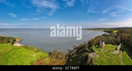 Si affaccia sulla Cappella di San Patrizio nel villaggio di Heysham con Morecambe e il Lake District oltre. La Cappella di San Patrizio risale al VIII - IX secolo Foto Stock