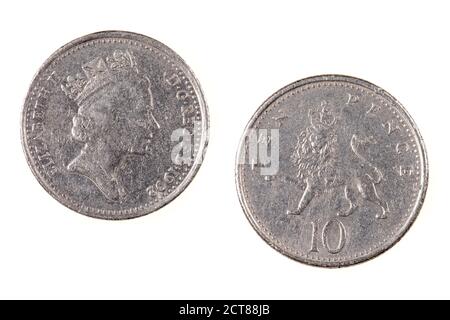 Primo piano di una moneta inglese da 10 Pence isolata uno sfondo bianco Foto Stock