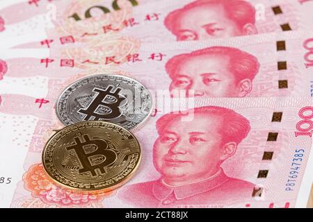 Collage di New Chinese 100 RMB o Yuan con Presidente MAO sulla parte anteriore di ogni fattura e Bitcoins Foto Stock