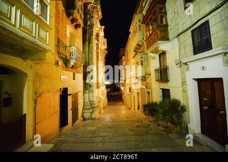 Un tour notturno nella città vecchia di la Valletta, Malta. Foto Stock