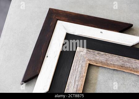Vari angoli del telaio in legno riciclato in esposizione sulla superficie del tavolo in cemento. Foto Stock